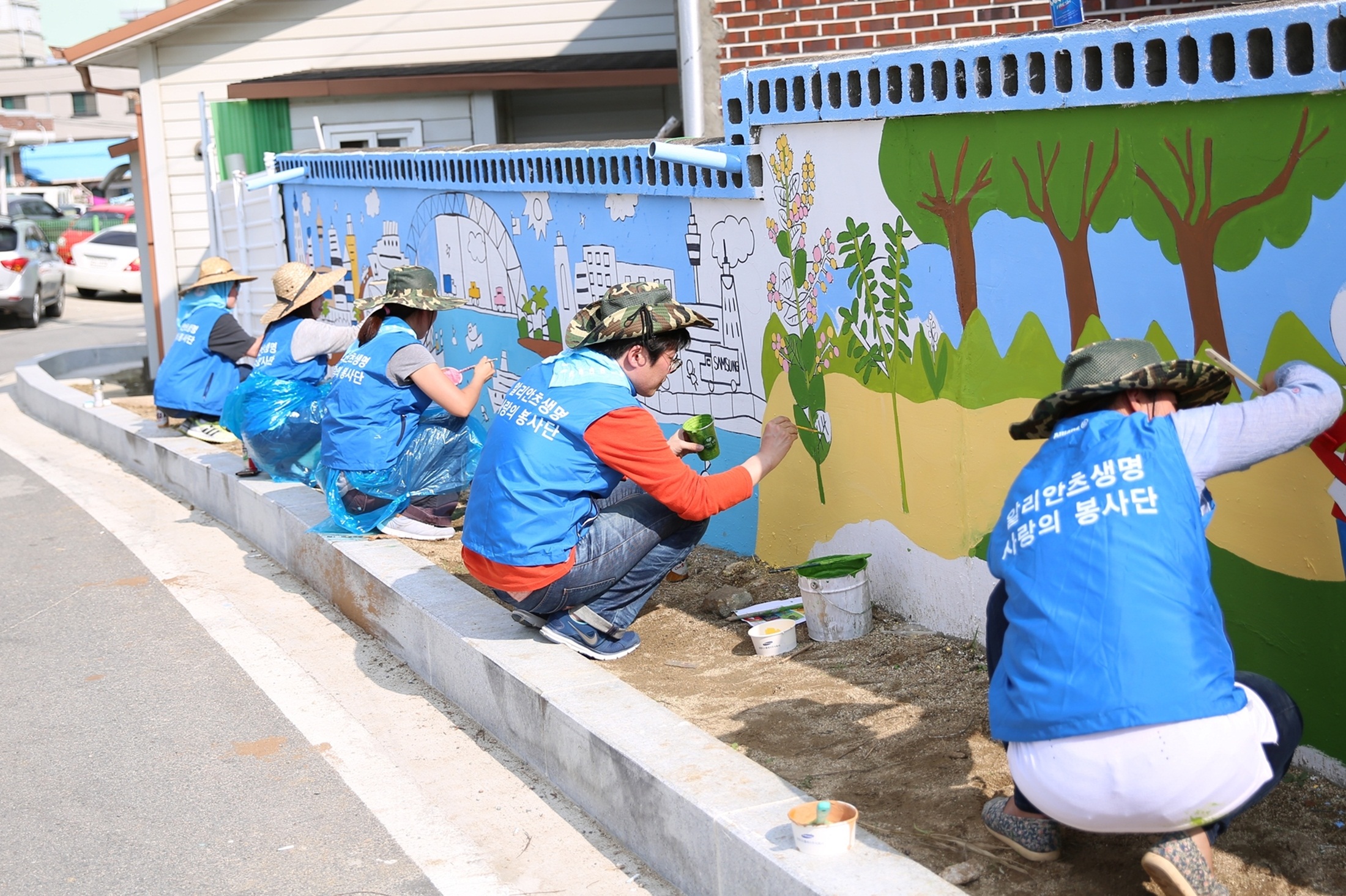 알리안츠생명 임직원, 벽화 그리기 봉사활동 펼쳐 [2015-09-18]