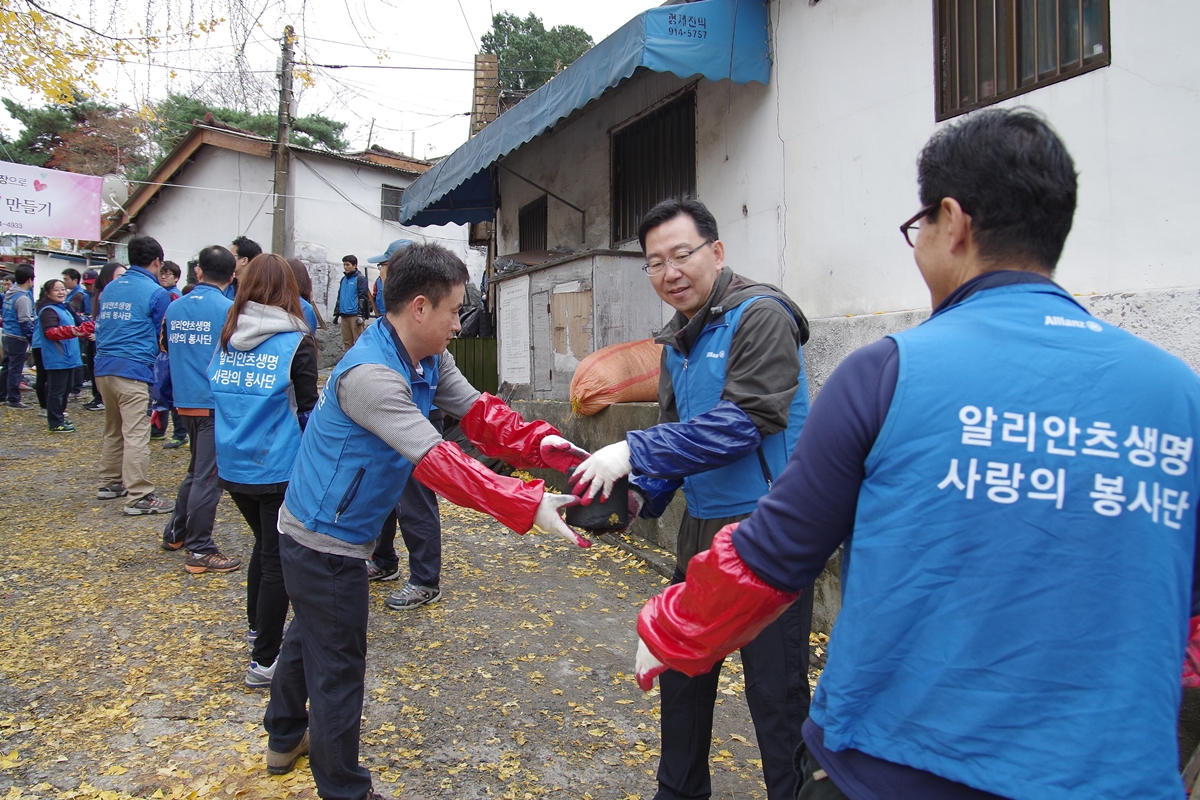 알리안츠생명, 사랑의 연탄나눔 봉사활동 펼쳐 [2015-11-20]