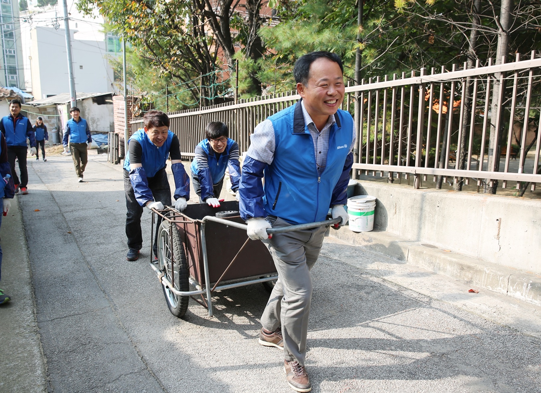 알리안츠생명, 사랑의 연탄나눔으로 연말 봉사 개시 [2016-10-21] 