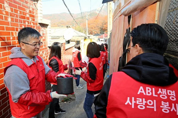 ABL생명, ‘사랑의 연탄나눔’ 봉사활동 펼쳐