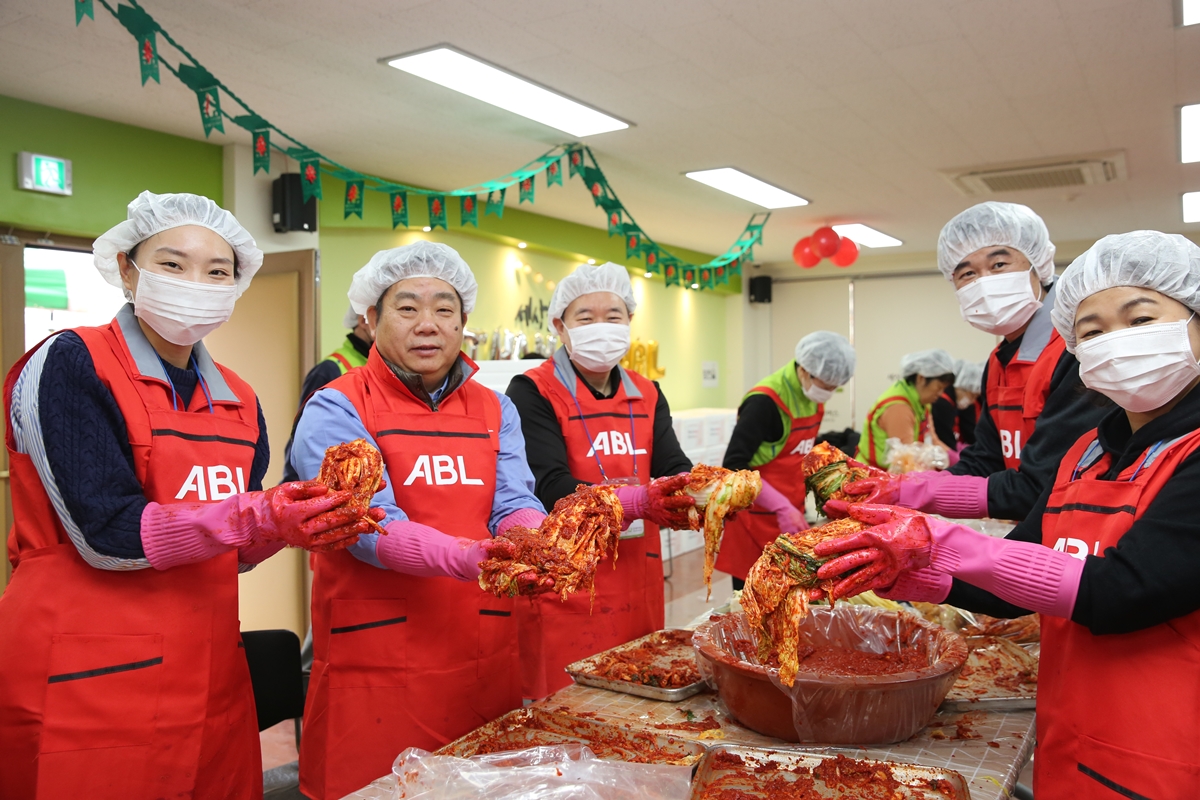 ABL생명, 시예저치앙 사장과 임직원, ‘사랑의 김장나눔’ 봉사활동 펼쳐 