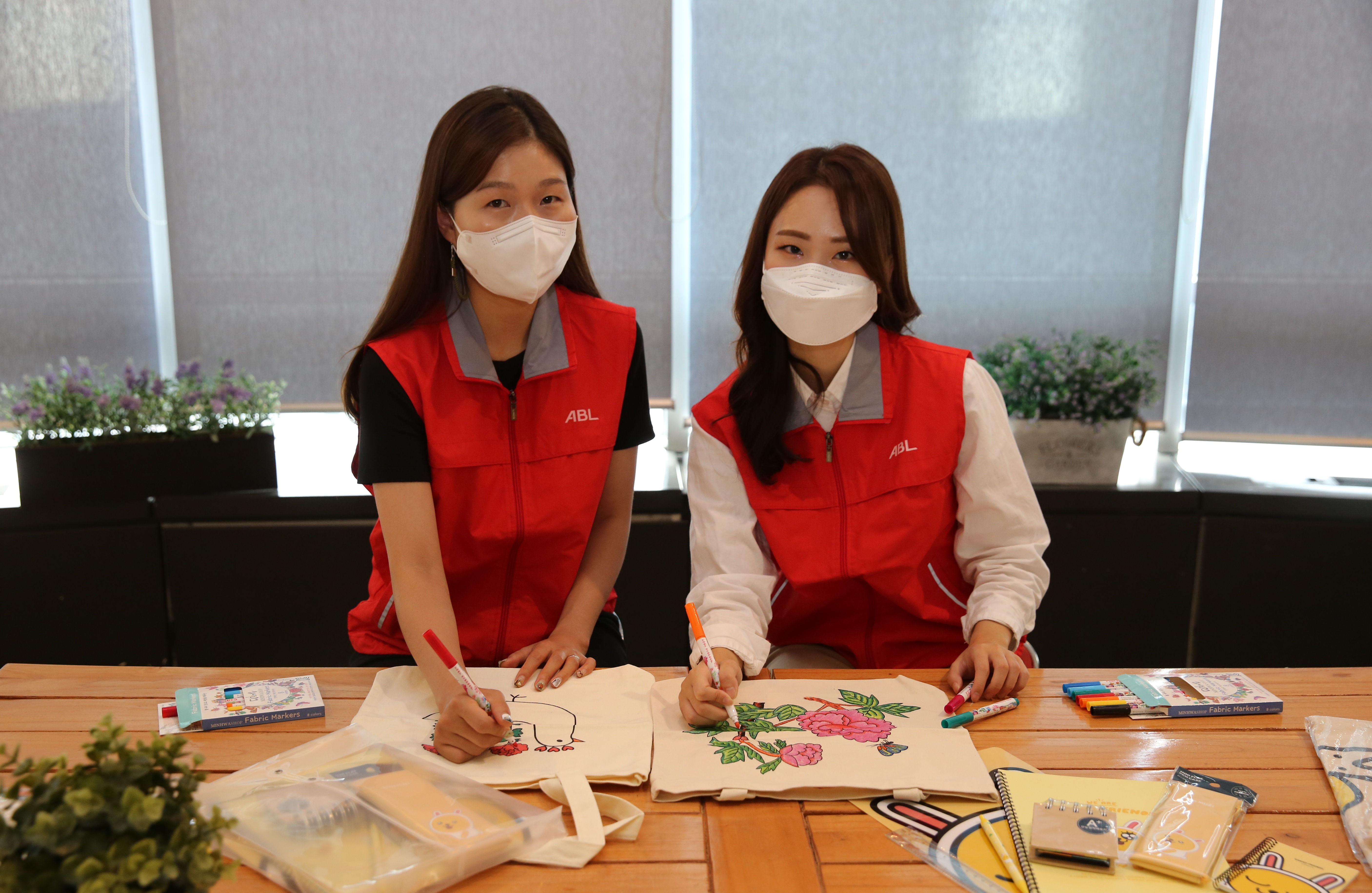 ABL생명 임직원과 FC, 취약계층 아동 위한 에코백 제작 봉사활동 진행