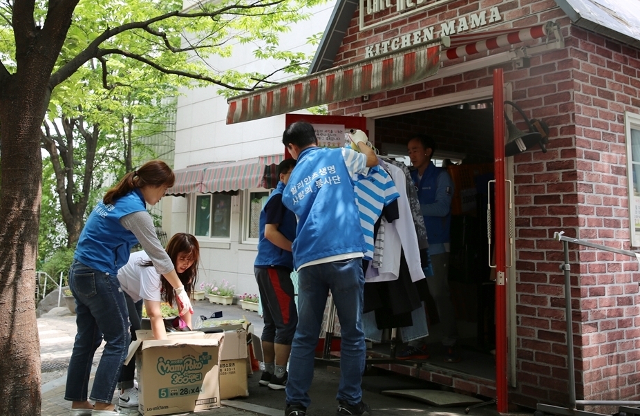 알리안츠생명 직원들이 6월 22일 나눔의 날을 맞아 구세군 서울후생원을 방문해 나눔 바자회 준비 등 다양한 봉사활동을 하고 있는 모습의 사진