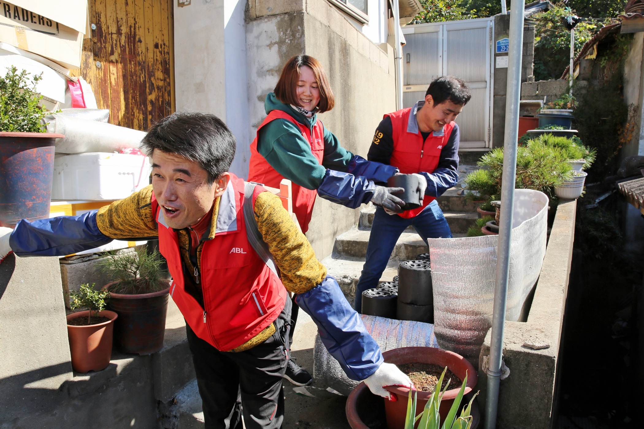 ABL직원들이 사랑의 연탄나눔 봉사활동으로 홀몸 어르신이 거주하는 곳에 연탄을 넣어주고 있는 모습의 사진