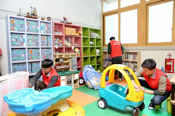 ABL직원들이 보육원 안의 아이들 장난감과 방을 청소해 주고 있는 모습 사진