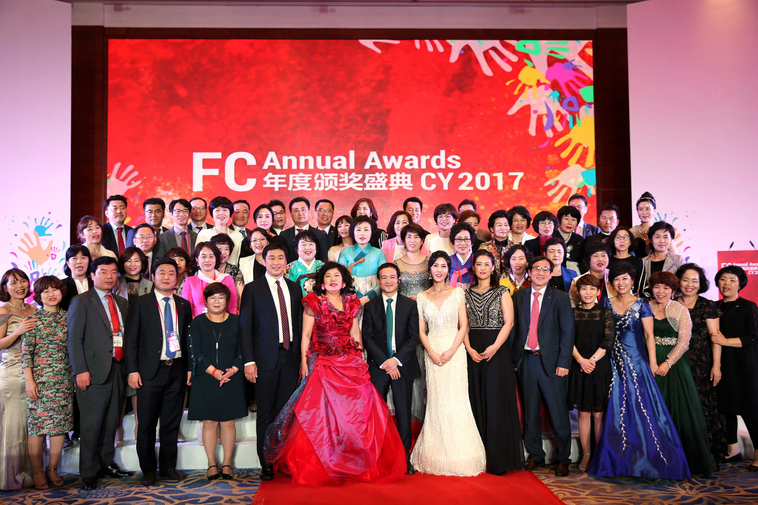 지난 4월 12일 중국 상하이 메리어트시티센터호텔에서 개최된 ABL생명 ‘2017 FC 연도평가 시상식’에서 수상자와 임원들이 기념촬영을 하고 있다.