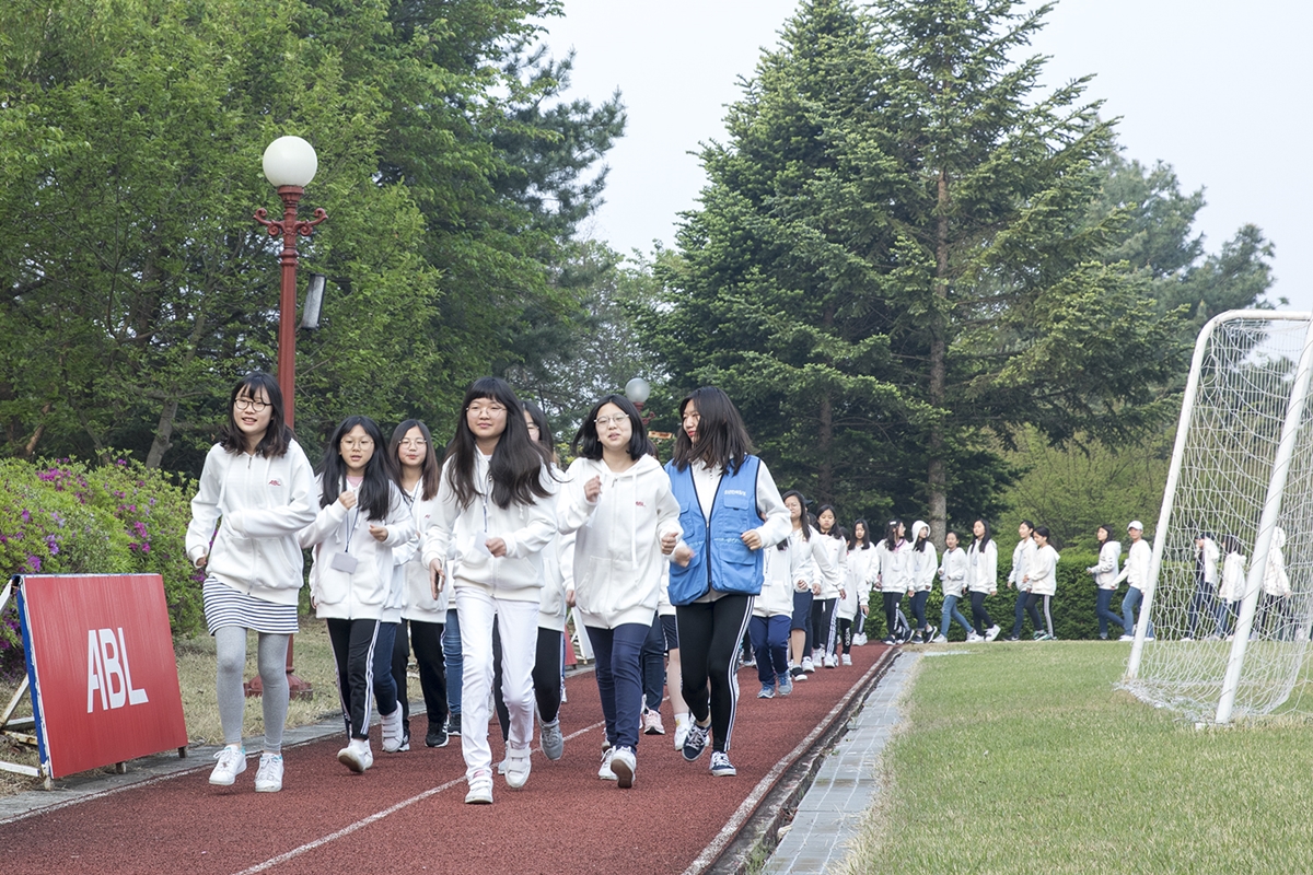 ABL생명이 4월 26일부터 27일까지 경기도 용인 소재 회사 연수원에서 개최한 '제 50기 초등학교 어린이 회장단 수련회에 참가한 학생 200명이 아침 달리기를 하고있는 사진
