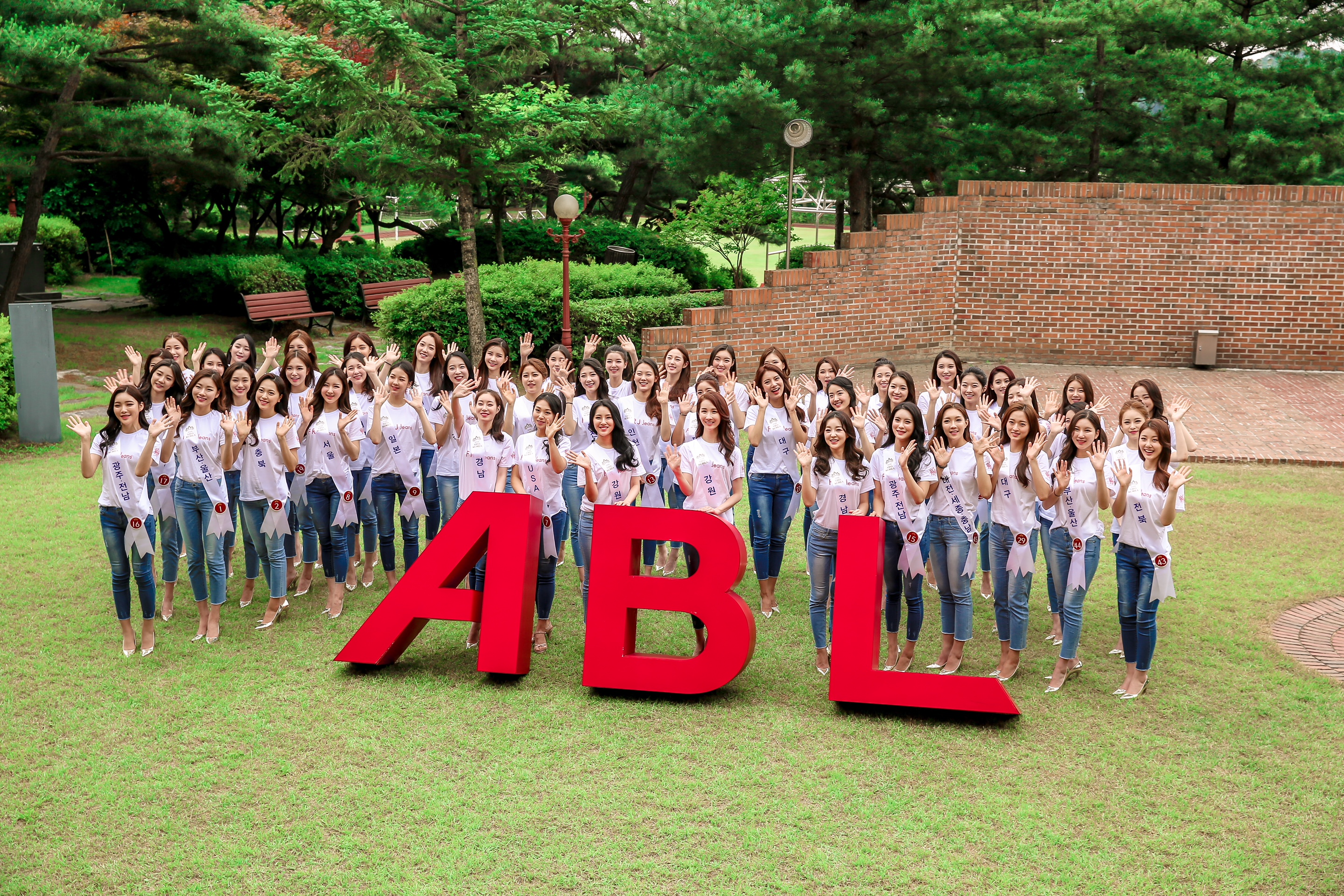 ABL로고 조형물 주위로 2018 미스코리아 후보들이 손을 흔들며 함께 찍은 사진