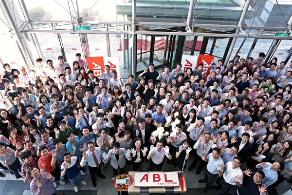 사명변경 1주년 기념식에 모인 수많은 임직원들의 모습을 위에서 아래로 촬영한 사진, ABL타워 1층 로비
