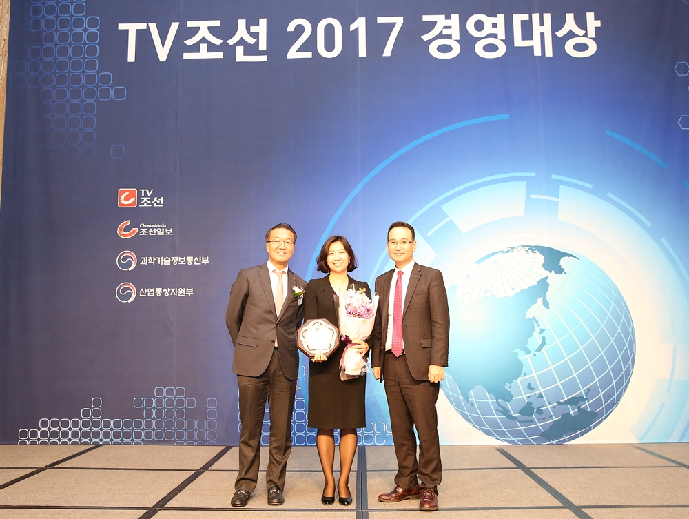 사진설명: (왼쪽부터) 마켓전략실장 변성현 님, 커뮤니케이션부 최선희 님, 커뮤니케이션부장 이봉철 님이 수상패와 꽃다발을 들고 서있는 모습