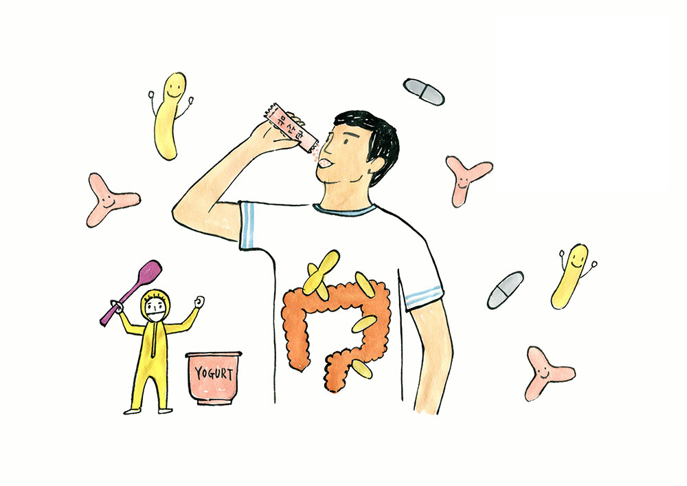 눈과 입이 표현된 유산균과 노란색 옷을 입은 사람이 큰 스푼을 들고 요거트 옆에 서있는 배경 앞에 장 안에 유산균이 들어가는 그림이 그려진 티셔츠를 입고 유산균을 먹고 있는  성인 남성 일러스트 이미지