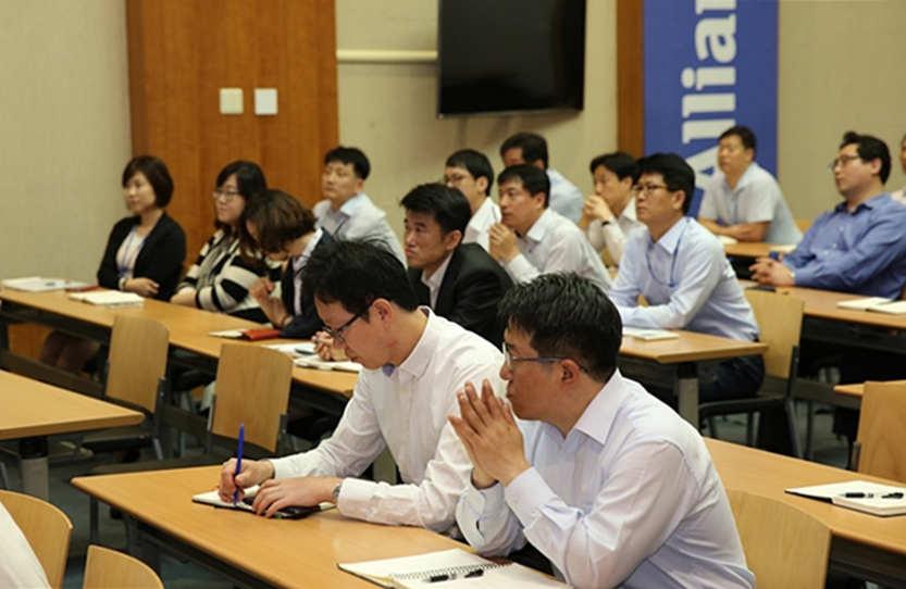 고객접점 임직원 대상 금융 상담 설명회를 듣고 있는 참석 직원들 모습 사진