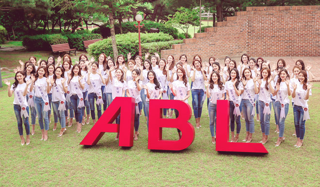 ABL, 2018미스코리아 후보들이 야외에 ABL글씨 조형물 뒤에 모여서 손을 흔들고 인사하는 모습의 사진