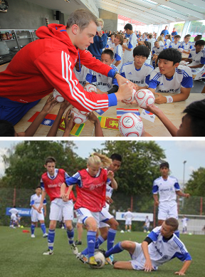 주니어풋볼 캠프 기간 동안 바이에른 뮌헨 축구선수와 기념 사진을 촬영하고 축구 코치로 부터 트레이닝을 받는 사진